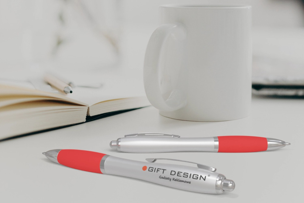 długopisy reklamowe, długopisy lezące na stole, gift design