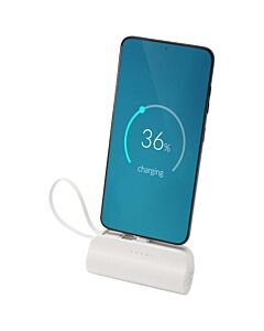 Alnair powerbank o pojemności 5000 mAh i mocy 10 W, wykonany z tworzyw sztucznych pochodzących z recyklingu, z wbudowaną podstawką i kablem 2 w 1-Biały