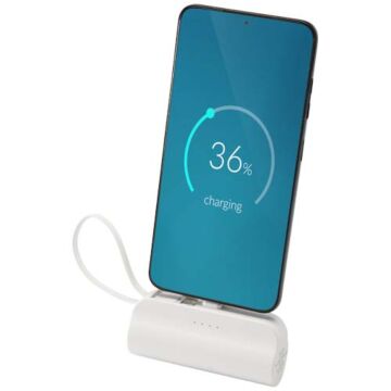 Alnair powerbank o pojemności 5000 mAh i mocy 10 W, wykonany z tworzyw sztucznych pochodzących z recyklingu, z wbudowaną podstawką i kablem 2 w 1-Biały