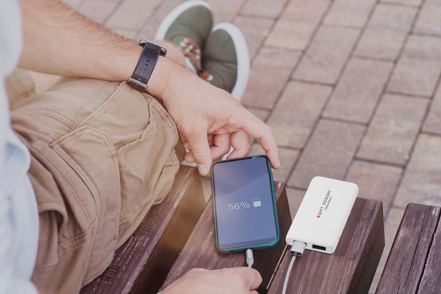 Power bank ładujący telefon na ławce gift design