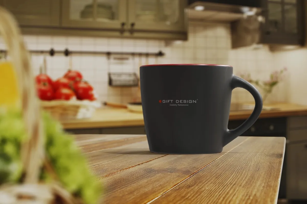 Czarny kubek ceramiczny z logo firmy