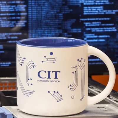 Kubek ceramiczny z nadrukiem logo firmy informatycznej